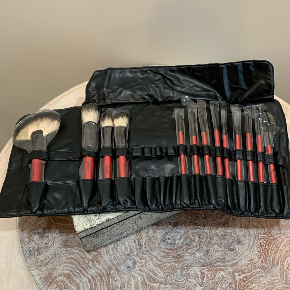 Too Hip makeup brush set